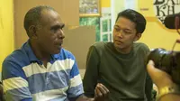 Komedian serta Youtuber, Bayu Eko Moektito (kanan) berbincang dengan legenda Taekwondo, Abdul Rojak di salah satu rumah makan di Banjarmasin, Kalimantan Selatan, Minggu (29/7/2018). (Bola.com/Reza Bachtiar)