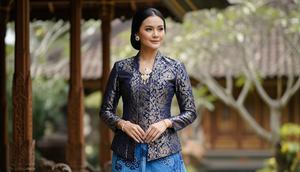 Padu Padan Warna Atasan Brokat Bawahan Batik