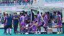 <p>Para pemain Persita Tangerang saat jeda babak pertama melawan Persebaya Surabaya pada laga pekan ke-18 BRI Liga 1 2022/2023 di Stadion Indomilk Arena, Tangerang, Rabu (18/1/2023) sore WIB. Persebaya menang dengan skor 5-0. (Bola.com/M Iqbal Ichsan)</p>