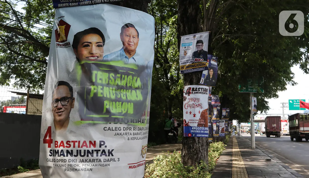 Terlepas dari pelabelan tersebut, pelarangan pemasangan APK di pohon juga disebutkan dalam Peraturan KPU (PKPU) Nomor 15 Tahun 2023 tentang Kampanye Pemilu 2024 pasal 70 huruf H. (Liputan6.com/Angga Yuniar)