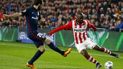 Pemain PSV Eindhoven, Jetro Willems, dihadang pemain Atletico Madrid, Juanfran. Meski menjadi tamu namun Atletico lebih menguasai jalannya pertandingan dengan penguasan bola 59 persen. (Reuters/Michael Kooren)