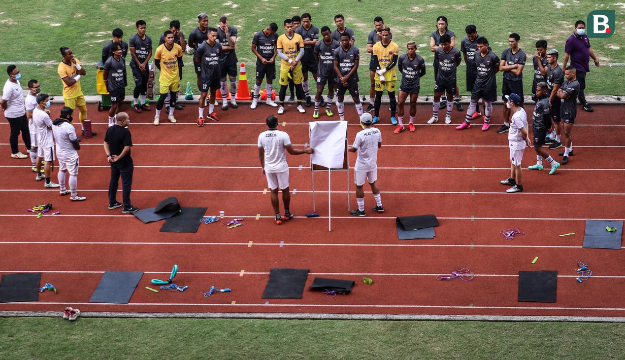 Kepala Pelatih Persita Tangerang, Widodo Cahyono Putro (tengah-kanan) terlihat memimpin latihan tersebut. I Nyoman Suryantara selaku manajer tim juga hadir dan memberikan sambutan sebelum dimulainya latihan terakhir tersebut. (Foto: Bola.com/Bagaskara Lazuardi)