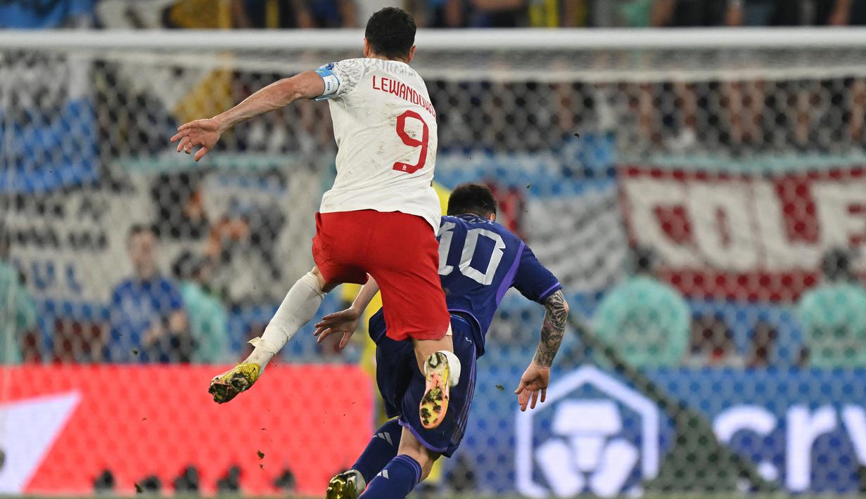 Saat laga berlangsung, Lionel Messi yang sempat gagal mengeksekusi penalti akbiat tendangannya mampu dibaca Wojciech Szczesny, sempat saling berduel memperebutkan bola dengan Robert Lewandowski. Meski berposisi sebagai striker, Lewandowski mampu menempel ketat La Pulga. (AFP/Andrej Isakovic)