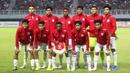 <p>Para pemain starting XI Timnas Indonesia U-19 berfoto bersama jelang menghadapi Timnas Timor Leste U-19 pada laga matchday ketiga Grup A Piala AFF U-19 di Stadion Gelora Bung Tomo, Surabaya. Selasa (23/7/2024). (Bola.com/Aditya Wany)</p>