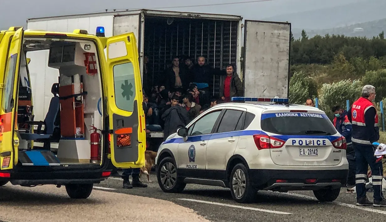 Para migran berada di dalam  truk berpendingin yang ditemukan oleh polisi di sebuah jalan tol, Yunani utara, Senin (4/11/2019). Penemuan setelah polisi menghentikan truk untuk pemeriksaan rutin dan menemukan sebanyak 41 migran yang diduga dari Afghanistan. (Stavros KARITIDIS / AFP)