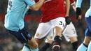 Gelandang Manchester United, Nemanja Matic, berebut bola dengan gelandang AFC Bournemouth, Dan Gosling, pada laga Premier League di Stadion Old Trafford, Rabu(13/12/2017). Manchester United menang 1-0 atas AFC Bournemouth. (AP/Martin Rickett)