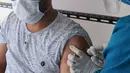 Dokter menyuntikkan vaksin virus corona COVID-19 produksi Sinovac saat kegiatan vaksinasi di Puskemas Jagakarsa, Jakarta Selatan, Kamis (14/1/2020). Sejumlah Puskesmas di Jabodetabek mulai melakukan vaksinasi COVID-19 pada hari ini. (merdeka.com/Arie Basuki)