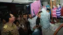 Gubernur DKI Jakarta Basuki T Purnama berbincang dengan pedagang Pasar Blok G, Tanah Abang, Jakarta, Rabu (15/4/2015). Kedatangan Ahok tersebut untuk melihat situasi dan kondisi secara langsung di kawasan Pasar Tanah Abang. (Liputan6.com/Herman Zakharia)