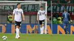 Pemain Jerman, Leon Goretzka (kiri), Niklas Suele (tengah), dan kiper Manuel Neuer (kanan) tertunduk lesu usai kemasukan gol dalam laga persahabatan melawan Austria di Klagenfurt, Austria, Sabtu (2/6). (AP Photo/Ronald Zak)