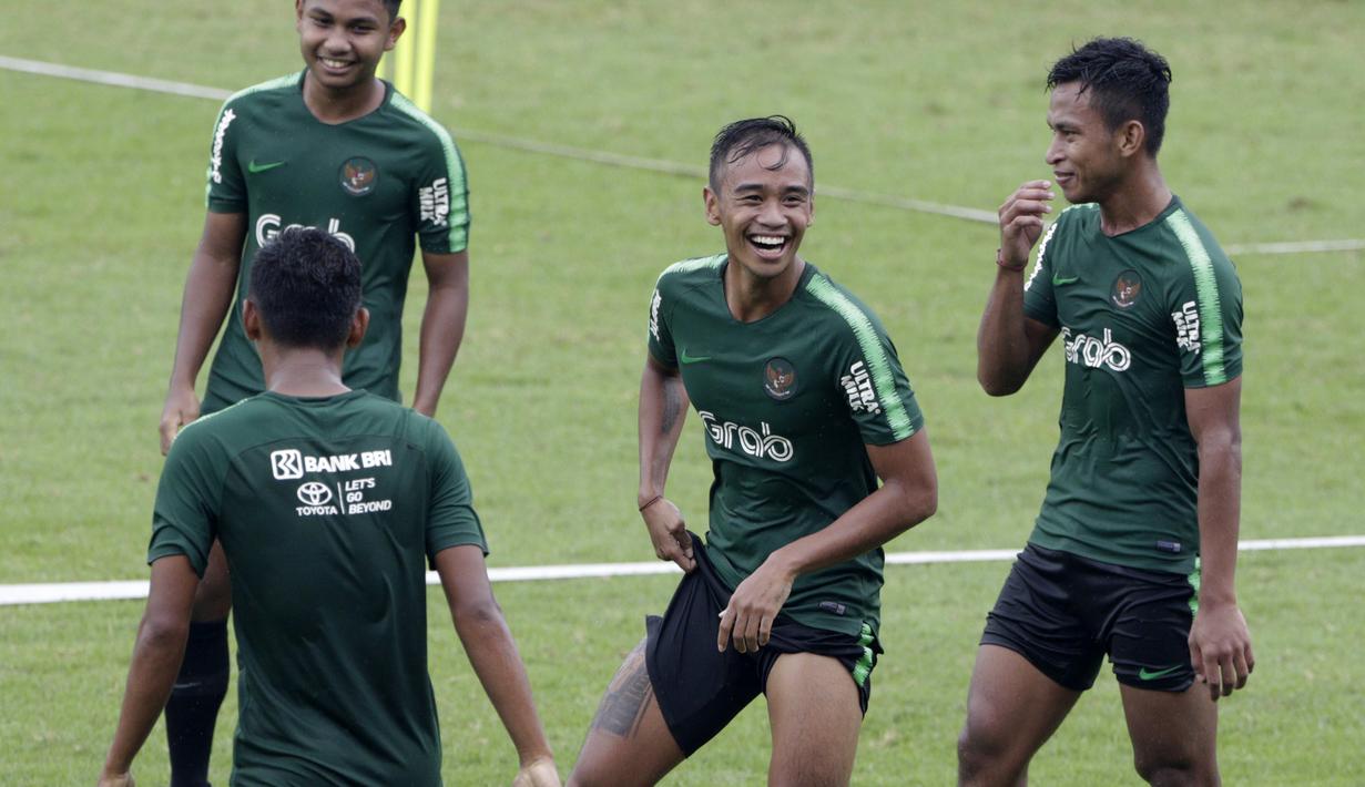 Pemain Timnas Indonesia U-22, Dallen Doke, saat latihan di Stadion Madya, Senayan, Senin (21/1). Pemain yang pernah merumput di Spanyol ini bertekad menembus skuat utama untuk tampil di Piala AFF U-22 2019. (Bola.com/M Iqbal Ichsan)