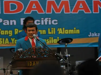 Ketum Partai Islam, Damai, Aman (Idaman) Rhoma Irama memberi sambutan pada pelantikan 18 Dewan Pengurus Wilayah (DPW) Partai Idaman di Jakarta, Rabu (20/1).  Pelantikan itu dihadiri sejumlah pengurus partai dan artis dangdut. (Liputan6.com/Faisal R Syam)