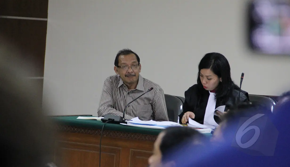 Terdakwa kasus suap Bupati Bangkalan Fuad Amin, Direktur PT Media Karya Sentosa Antonio Bambang Djatmiko (kiri) jalani sidang di pengadilan Tipikor Jakarta, Senin (16/3). Sejumlah saksi dihadirkan pada sidang lanjutan tersebut. (Liputan6.com/Helmi Afandi)