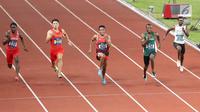 Sprinter Indonesia, Lalu Muhammad Zohri (tengah) saat lari nomor 100 meter putra pada semifinal atletik Asian Games 2018 di Stadion Utama GBK, Jakarta (26/8). Lalu Muhammad Zohri maju ke babak final. (Liputan6.com/Fery Pradolo)
