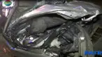 Diduga kuat usai menabrak truk, sedan mewah ini berhenti di jalur cepat dan pecahan kaca serta olinya berceceran di jalan.