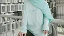 <p>Dinda Hauw tampil dengan oversize kaos lengan panjang warna mint yang serasi dengan kerudungnya.&nbsp;credit: (@dindahw)</p>