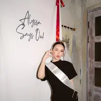 Meski ini merupakan bridal shower ketiganya, suasana tetap terasa spesial, hangat, dan penuh cinta. [@alyssadaguise].