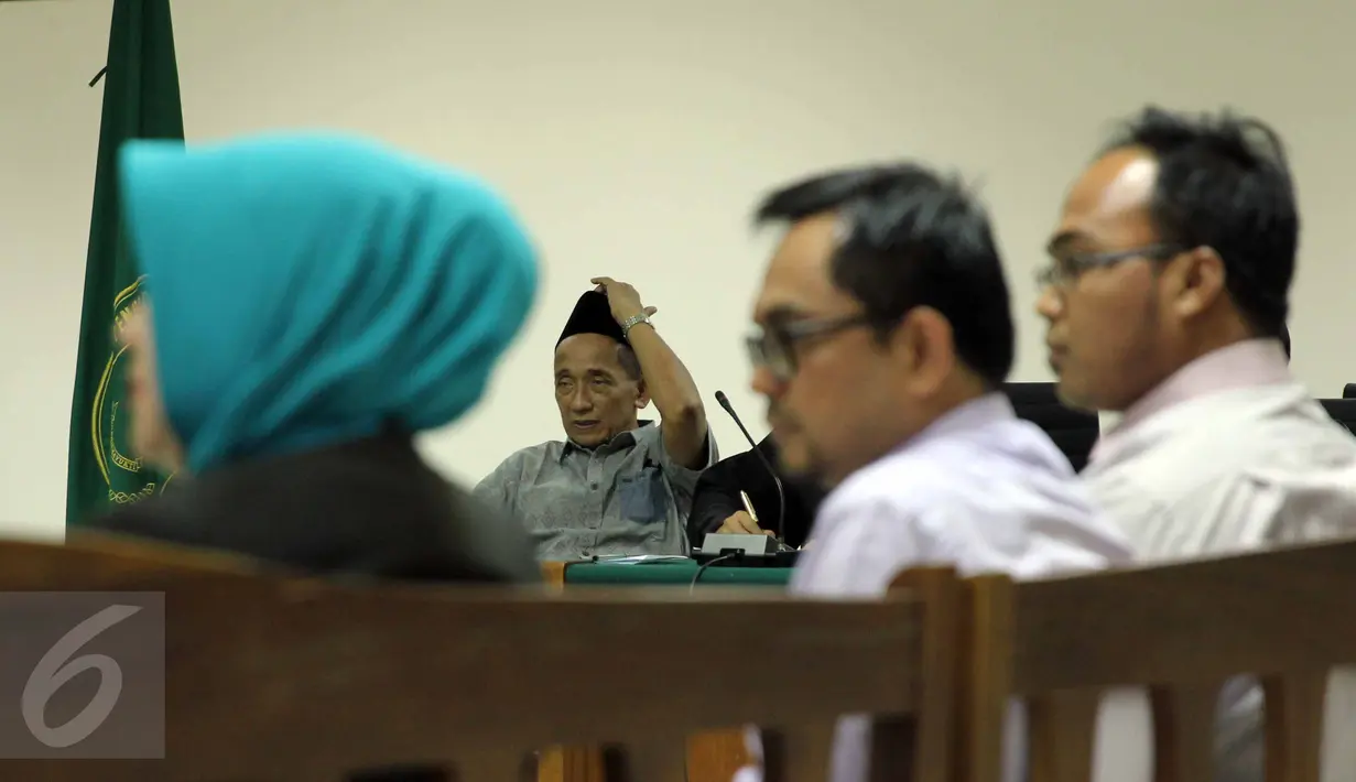 Ekspresi mantan Bupati Bangkalan Fuad Amin saat mendengarkan keterangan saksi di Pengadilan Tipikor, Jakarta, Kamis (18/6/2015). Agenda sidang tersebut mendengarkan keterangan 13 saksi.(Liputan6.com/Helmi Afandi)
