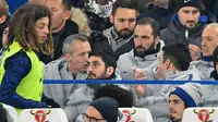 Pemain baru Chelsea, Gonzalo Higuain menyaksikan laga Chelsea vs Tottenham di semifinal kedua Piala Liga Inggris, di Stadion Stamford Bridge, Kamis (24/1). (AFP/Glyn Kirk)