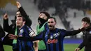 Pemain Atalanta, Marten de Roon (kiri) bersama Davide Zappacosta melakukan selebrasi setelah memenangkan laga pekan ke-28 Serie A 2024/2025 melawan Juventus di stadion Allianz, Turin, Italia, pada 9 Maret 2025 waktu setempat atau Senin (10/03/2025) dini hari WIB. (Isabella BONOTTO/AFP)