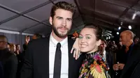 Bicara soal kisah asmara Miley Cyrus dan Liam Hemsworth memang tak aka nada habisnya. Selain kerap dikabarkan akan segera menikah, hubungan keduanya pun ternyata sempat kandas di tengah jalan. (AFP/Rich Polk)