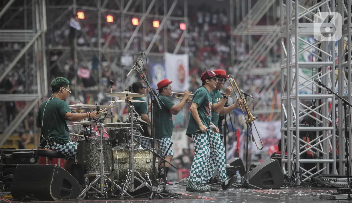Ratusan ribu pendukung dan simpatisan Ganjar Pranowo-Mahfud Md memenuhi area Stadion Utama Gelora Bung Karno (SUGBK). (Liputan6.com/Angga Yuniar)