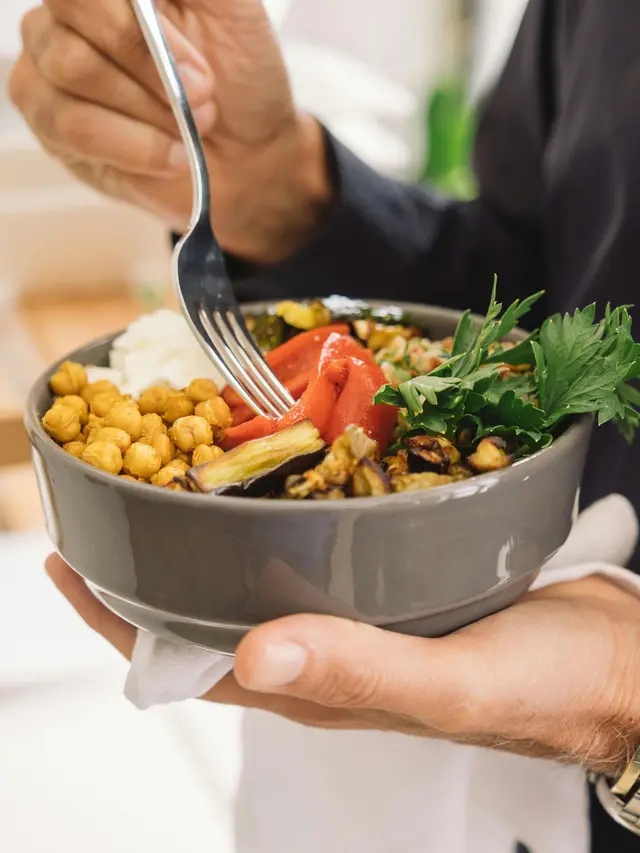 Resep Farro Bowl dengan Sayuran Panggang dan Herbs yang Cocok untuk Menu Diet Sehatmu