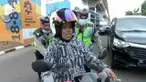Seorang wanita bermotor malah latah atau mengulang-ulang kalimat petugas saat akan menilang. Diketahui wanita tersebut melanggar karena tak punya SIM.