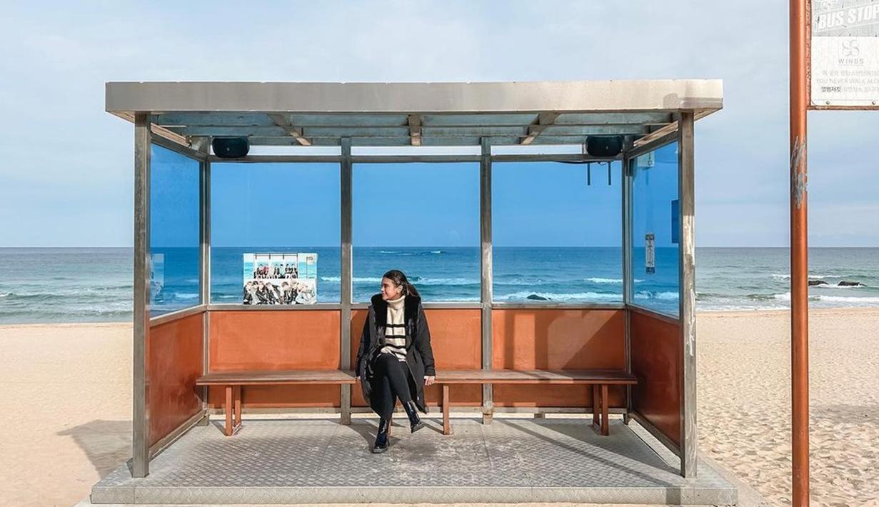 Audi sendiri diketahui sebagai penggemar BTS atau ARMY. Dirinya juga mengunjungi beberapa lokasi yang pernah dikunjungi oleh boygrup pelantun Butter. (Liputan6.com/IG/@audimarissa)