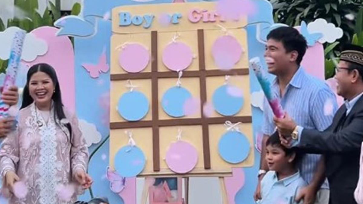 6 Detail Gamis Indah Tri Pertiwi Kakak Ipar Fuji di Pengajian 7 Bulan Kehamilan