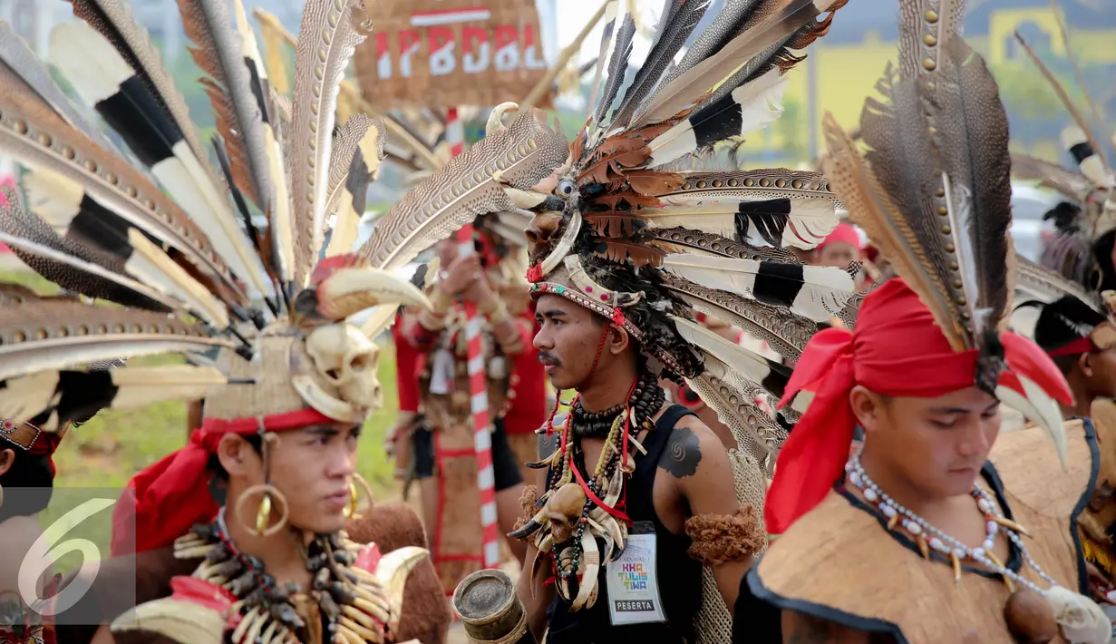 Puluhan warga suku Dayak Landak bersiap ikuti Karnaval Katulistiwa di Pontianak, Kalimantan Barat, Sabtu (22/8/2015). Kegiatan ini dalam rangka memperingati Hari Ulang Tahun (HUT) ke-70 Kemerdekaan Republik Indonesia. (Liputan6.com/Faizal Fanani)