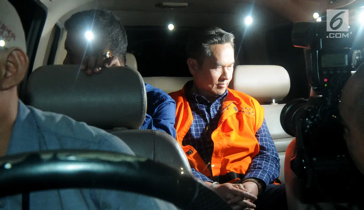 Direktur Keuangan PT Angkasa Pura (AP) II Andra Y Agussalam mengenakan rompi tahanan usai menjalani pemeriksaan pasca OTT di Gedung KPK, Jakarta, Jumat (2/8/2019). Andra Y Agussalam ditahan terkait kasus dugaan suap proyek pengadaan baggage handling system (BHS). (merdeka.com/Dwi Narwoko)