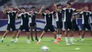 <p>Ragnar Oratmangoen (tengah) bersama pemain Timnas Indonesia melakukan official training menjelang laga lanjutan putaran ketiga Kualifikasi Piala Dunia 2026 melawan Jepang di Stadion Utama Gelora Bung Karno (SUGBK), Senayan, Jakarta, Kamis (14/11/2024). (Bola.com/Bagaskara Lazuardi)</p>
