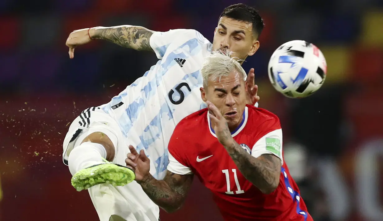 Pemain Argentina, Leandro Paredes, berebut bola dengan pemain Chili, Eduardo Vargas, pada Kualifikasi Piala Dunia 2022 Zona Amerika Selatan di Stadion Santiago del Estero, Jumat (4/6/2021). Kedua tim bermain imbang 1-1. (Agustin Marcarian, Pool via AP)