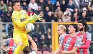 Kiper Cremonese, Emil Audero, melakukan penyelamatan dari ancaman AC Milan dalam laga giornata 27 Serie A Liga Italia 2025/2026, Minggu (1/3/2026) malam WIB. (Piero CRUCIATTI / AFP)