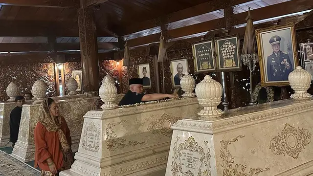 6 Potret Dewa 19 Ziarah ke Makam Presiden RI Kedua, Disambut Titiek Soeharto