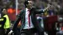 Pelatih Sevilla, Unai Emery berteriak memberikan arahan kepada anak asuhnya saat melawan  Shakhtar Donetsk pada leg kedua semifinal Liga Europa di Stadion Ramon Sanchez Pizjuan, Sevilla, Jumat (6/5/2016) dini hari WIB. (AFP/Cristina Quicler)