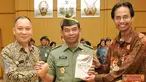 Citizen6, Jakarta: Dalam Upacara Pembukaan tersebut Ketua PPWI memberikan sekaligus melaunching buku berjudul "Berburu Honor dengan Artikel" kepada Puspen TNI sebagai wujud hubungan yang telah terjalin dengan baik. (Pengirim: Badarudin Bakri).