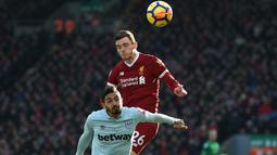 Duel pemain Liverpool, Andrew Robertson (kanan) dengan pemain West Ham pada laga Premier League pekan ke-28 di Anfield Stadium, Liverpool, (24/2/2018). Liverpool menang 4-1. (AFP/Oli Scarff)