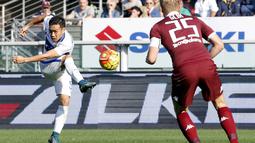 Pemain nter Milan Yuto Nagatomo (kiri) melakukan tembakan saat dihadang pemain Torino Kamil Glik pada lanjutan Liga Italia Serie A di Stadion Olympic, Turin, MInggu (8/11/2015) WIB. (REUTERS/Giampiero Sposito) 