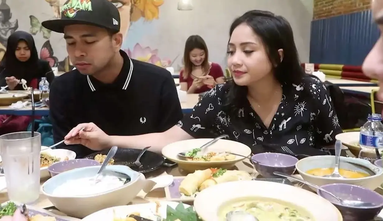 "Duuh... Pasangan ini sederhana bgt," tulis ananda_mellisa.. "Salut sama kakak gigi sama abang rafi walaupun kalian orang ada atau orang punya tapi kalian gak pernah malu makan dikaki lima," tulis mariyaam_. (Instagram/raffinagita1717)