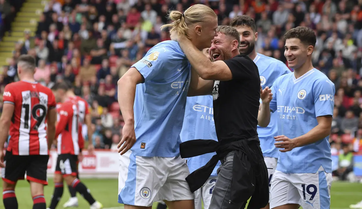 Seorang fans Manchester City nekat masuk ke lapangan setelah gol pertama Haaland ke gawang Sheffield United. (AP Photo/Rui Vieira)