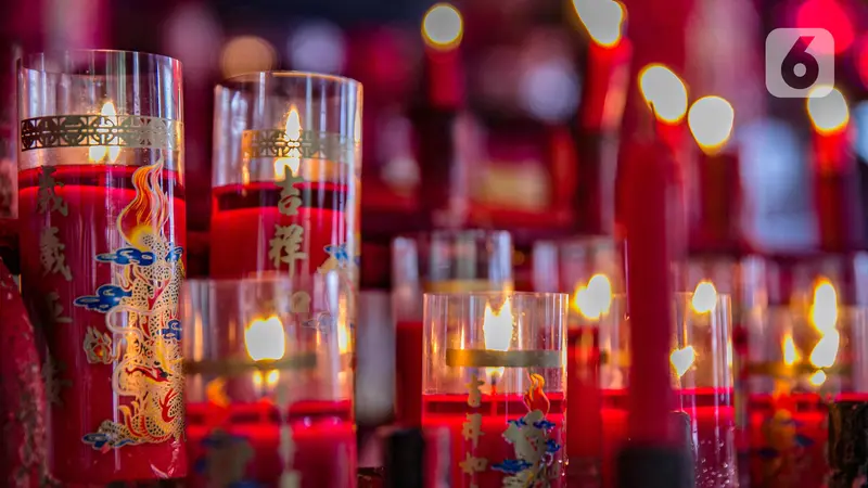 lilin merah dan emas untuk hari raya imlek