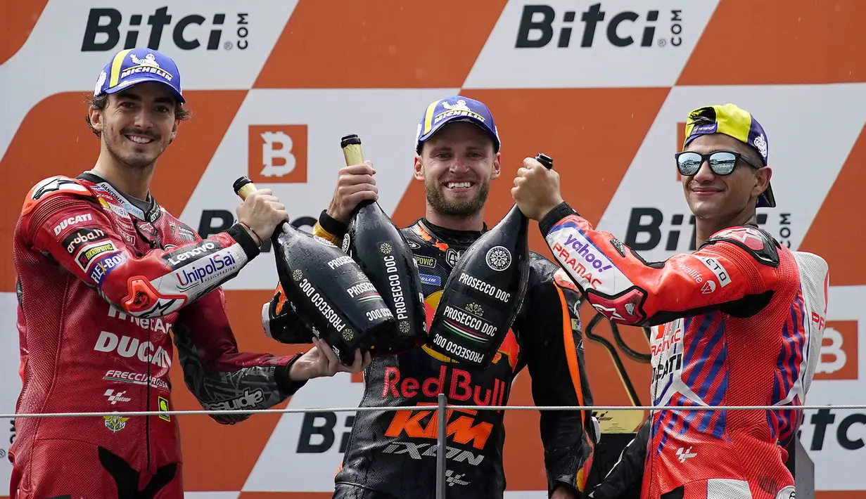 Binder berhasil memenangi MotoGP Austria 2021 dengan waktu tercepat 40 menit 43,938 detik dan unggul atas Francesco Bagnaia di posisi kedua. Sementara Jorge Martin harus puas finis di posisi ketiga. (Foto: AP/Steve Wobser)