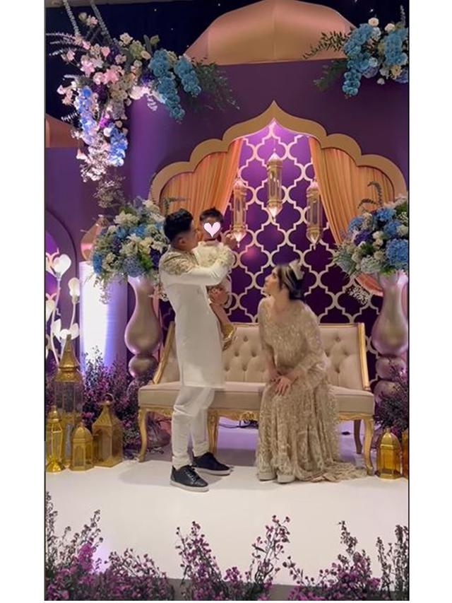 6 Potret Adly Fairuz dan Angbeen Rishi di Syukuran Khitanan Anak, Tampil Serasi