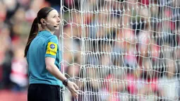 2. Sian Massey-Ellis - Wasit cantik ini sering terlihat dalam pertandingan Liga Inggris. Sian Massey-Ellis juga tercatat sebagai wasit perempuan pertama dari Inggris yang dipercaya memimpin pertandingan sepak bola pria di ajang Eropa. (AFP/Glyn Kirk)