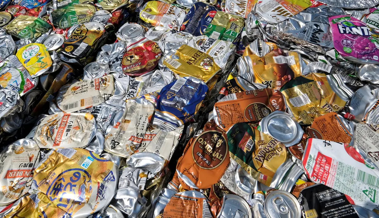 Kaleng aluminium yang dipadatkan di sebuah pusat limbah di Kamikatsu, Prefektur Tokushima, 14 Maret 2019. Sehari-harinya penduduk kota di barat daya Jepang ini dihadapkan dengan 45 kategori sampah, mulai dari kaleng alumunium, kaleng besi, botol kaca, sampai kertas brosur. (Kazuhiro NOGI/AFP)