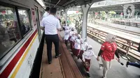Sejumlah siswa sekolah dasar (SD) mengikuti perayaan Hari Anak Nasional yang digelar KAI Commuter di Stasiun Jakarta Kota, Jakarta, Jumat (22/7/2022). Kegiatan tersebut sekaligus bertujuan untuk mengenalkan moda transportasi kereta kepada siswa sejak dini. (Liputan6.com/Faizal Fanani)