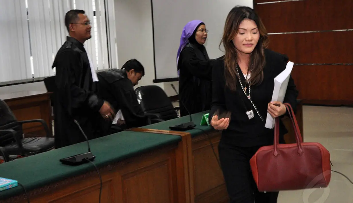 Presiden Direktur PT Kaltim Parna Industri, Artha Meris, usai menjalani sidang pembacaan tuntutan dari Jaksa KPK di Pengadilan Tipikor, Jakarta, Kamis (6/11/2014). (Liputan6.com/Miftahul Hayat) 