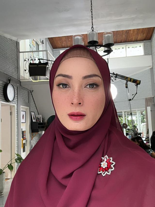 6 Potret Della Puspita Mantap Kenakan Hijab, Berawal dari Dorongan Suami