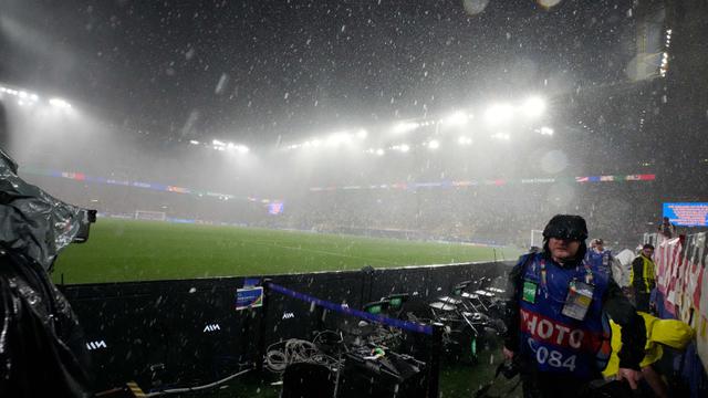 Cuaca Buruk Sempat Hentikan Laga Jerman Melawan Denmark